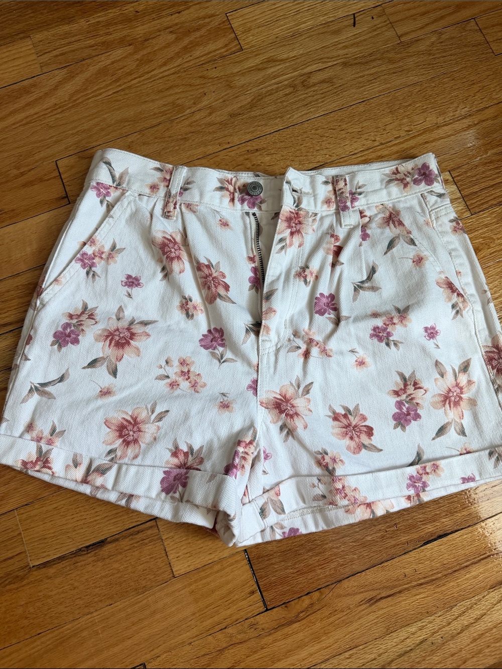 American Eagle | Cream with Pink & Orange Floral Print Mom Jean Shorts | Size 6